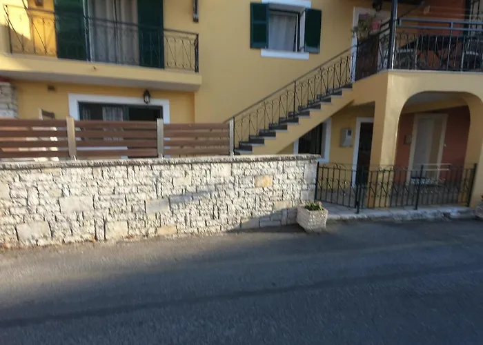 Alexandros House With Private Parcking Landhuis